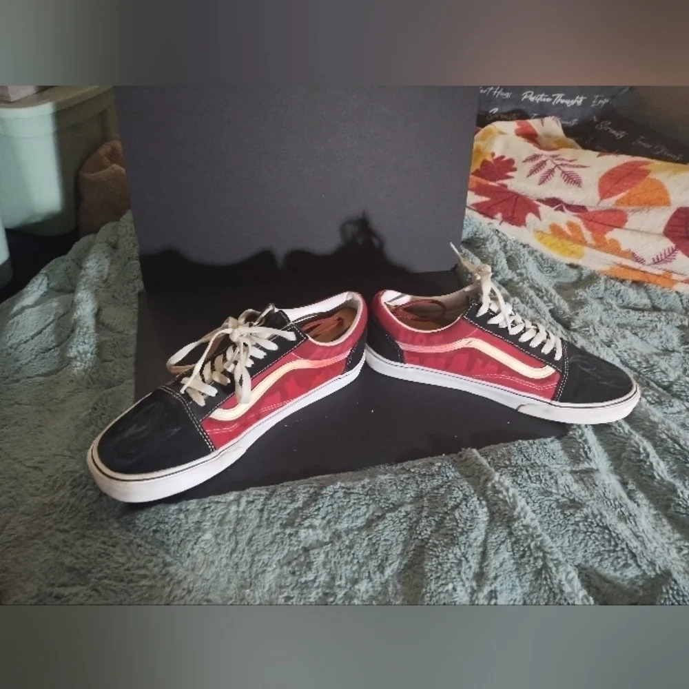 Vans with a graffiti flame colorway - Picture 11 of 12